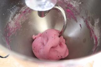 继续揉成粉色光滑面团。