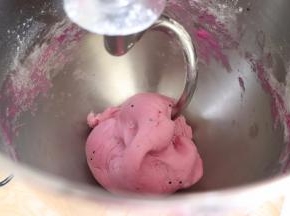 继续揉成粉色光滑面团。