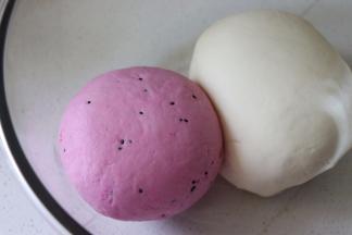 俩个面团都完成以后，放到盆中，盖好盖子发酵。夏天室温大约1小时。