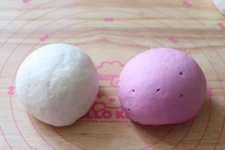 撒些面粉，把2个面团排气，分别再揉到切开面团没有气孔。