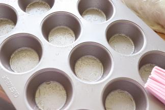 模具中，刷一层食用油。