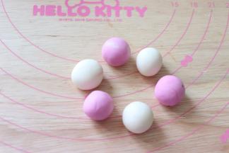 两色面团搓长条后，分割成大约1个5克的小面团，之后滚圆。