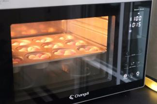 蒸烤箱水盒注好水，100度蒸18分钟。