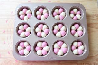 3个白色3个粉色小圆面团一组，两色间隔放到模具中。所有的都这样制作完成。