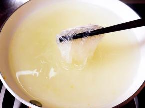 粉丝汆烫好捞出。