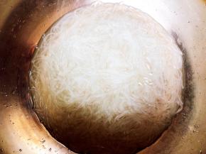 汆烫好的粉丝过凉水。