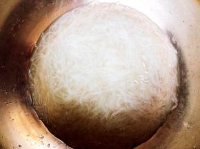 汆烫好的粉丝过凉水。
