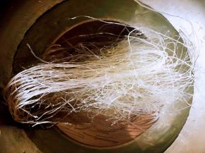 粉丝泡水软化。