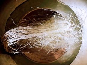 粉丝泡水软化。