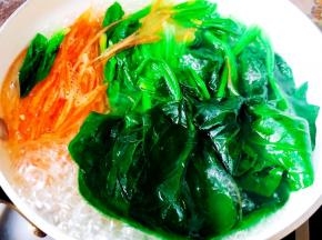 汆烫红萝卜丝、菠菜。