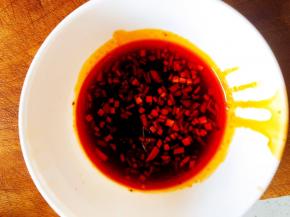 把所有调料放入小碗，加入蒜末、姜末，搅拌均匀备用。