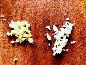 把蒜、姜切末。