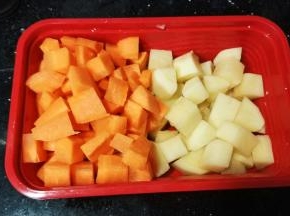 红萝卜、土豆切小丁