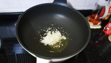 锅里热油放入盐