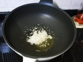 锅里热油放入盐