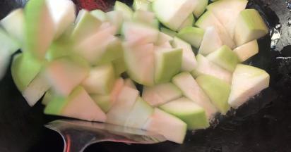 倒入葫芦，翻炒至变色