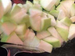 倒入葫芦，翻炒至变色