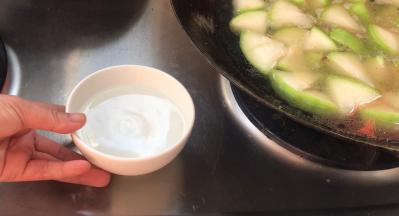 备一小碗清水，放在炉灶旁边