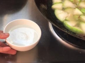 备一小碗清水，放在炉灶旁边