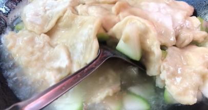 依次做完，用锅铲轻轻的擂动葫芦，不粘到面皮