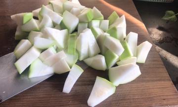 葫芦去皮洗净后，切成大点的块