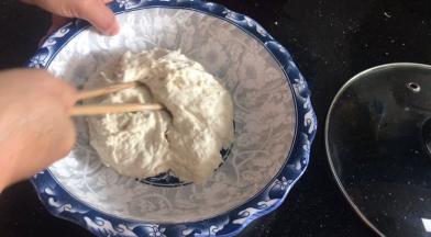 再用筷子搅拌成软面团，备用