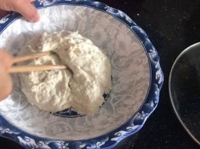 再用筷子搅拌成软面团，备用