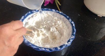 边慢慢的加水边搅拌至絮状
