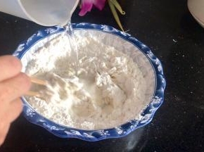 边慢慢的加水边搅拌至絮状