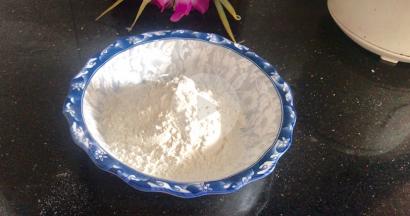 面粉装入大点的容器中