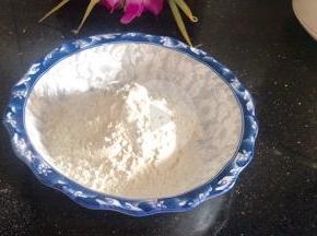 面粉装入大点的容器中