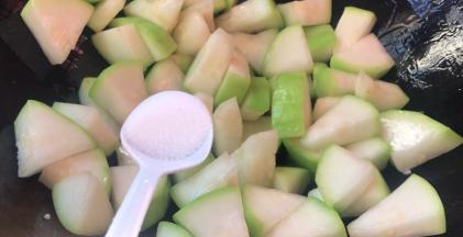 加入多点的盐翻炒均匀至入味（盐的量含面团和等下加水的量一次加入）