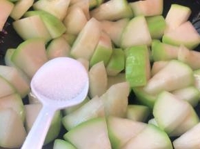 加入多点的盐翻炒均匀至入味（盐的量含面团和等下加水的量一次加入）