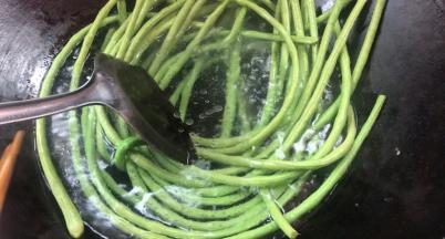 放入摘洗干净好的豆角，大火煮熟