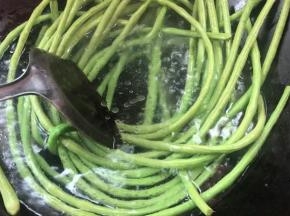 放入摘洗干净好的豆角，大火煮熟