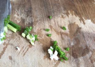 香葱摘洗干净后切成葱花