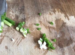 香葱摘洗干净后切成葱花