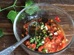 再把剩下的所有调料加入，混合均匀