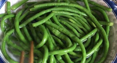 捞出放入凉开水中，浸泡一会儿