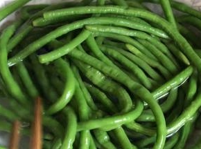 捞出放入凉开水中，浸泡一会儿