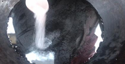 锅中倒入适量清水，加入盐和食用油烧开