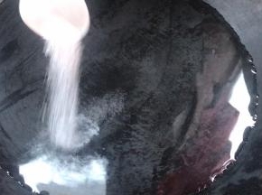 锅中倒入适量清水，加入盐和食用油烧开