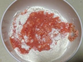 面粉里分次倒入西红柿蓉慢慢搅拌均匀