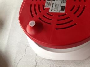 把薄饼机的发热盘倒扣面糊中沾一下，停留1秒钟