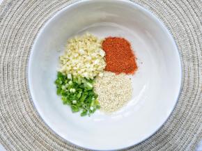 碗底加一勺白芝麻+一勺辣椒粉+一勺蒜末+一勺葱花。