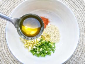 淋入一大勺热油。