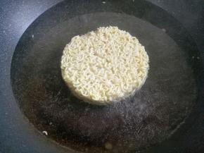 锅中烧开水放入方便面。