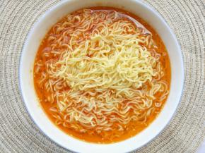 倒入半碗泡面水。