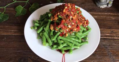 把调好的料汁倒在上面，拌匀后即可食用