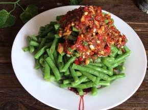 把调好的料汁倒在上面，拌匀后即可食用